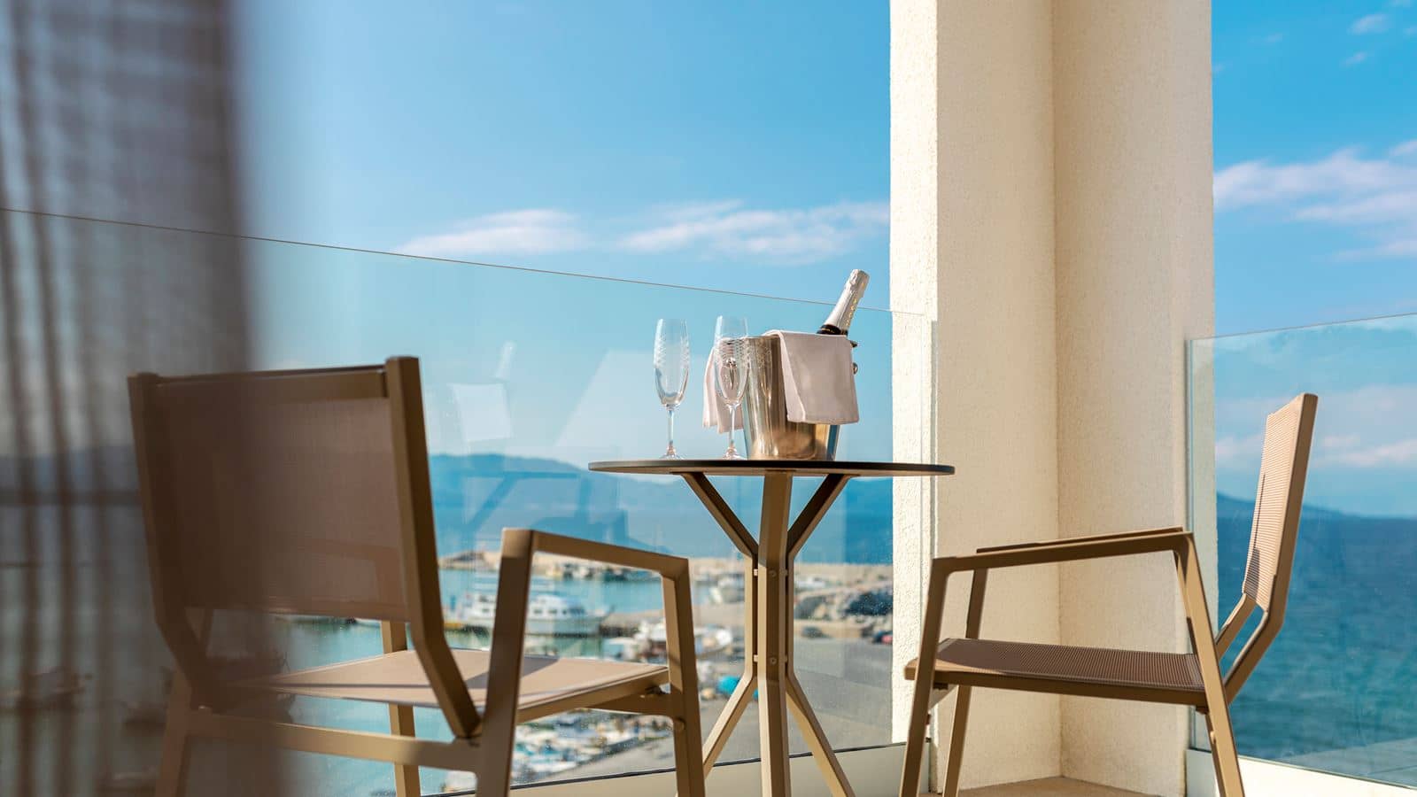 rooms-supreme-sea-view-suite