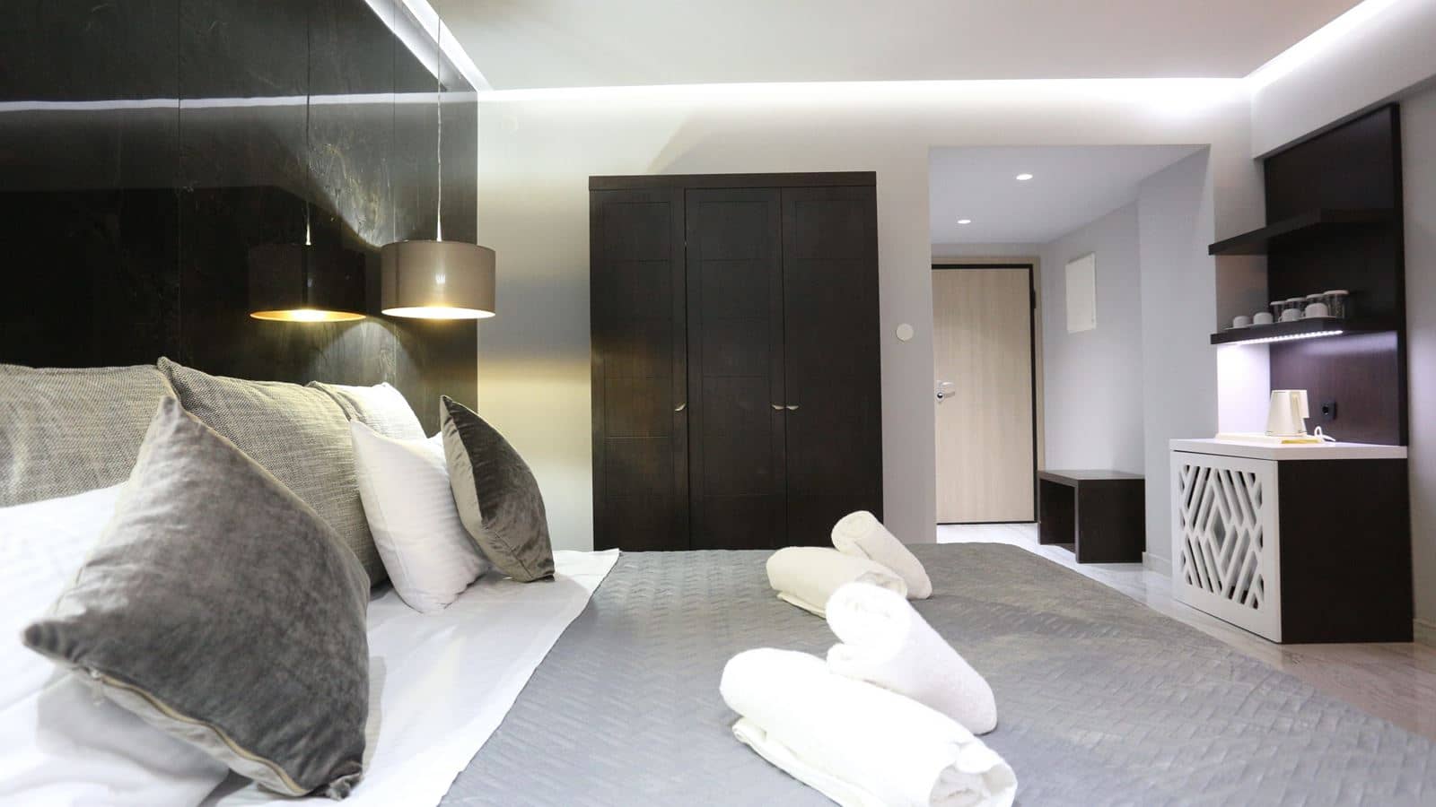 rooms-family-suite-with-pool-view