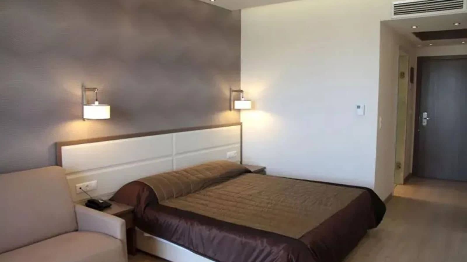 rooms-family-room-pool-front