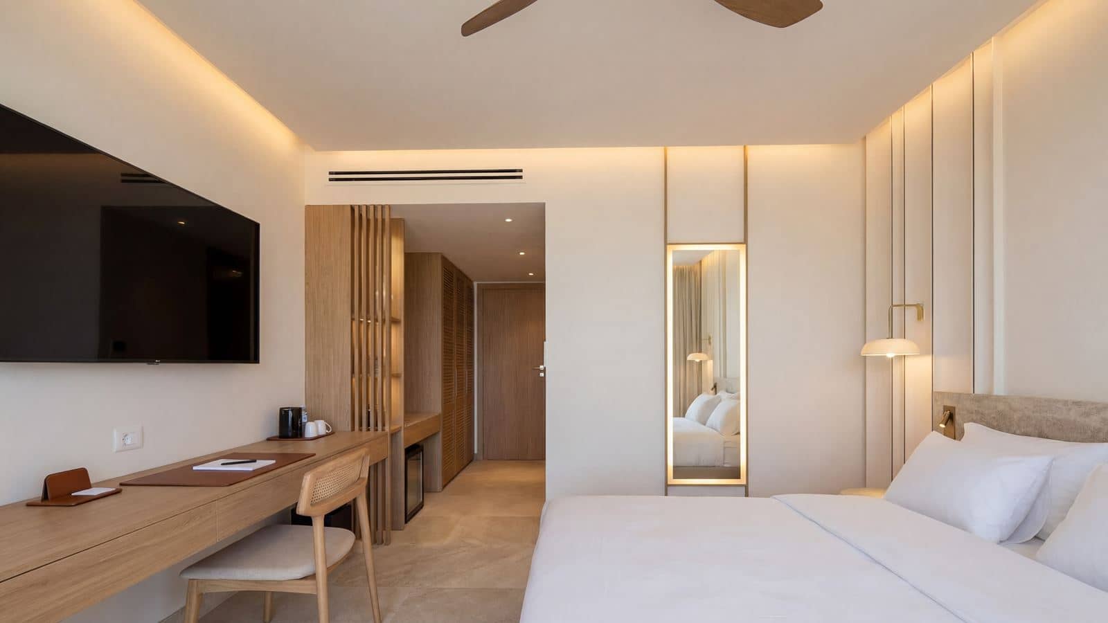 rooms-deluxe-room-with-side-sea-view
