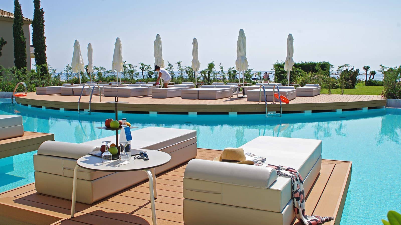 rooms-room-executive-double-seaview-swimup