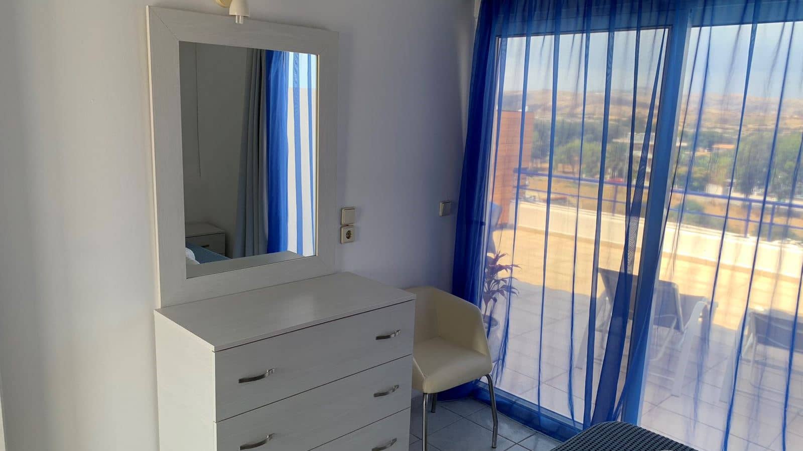 rooms-apartment-penthouse-1bedroom-balcony-or-terrace