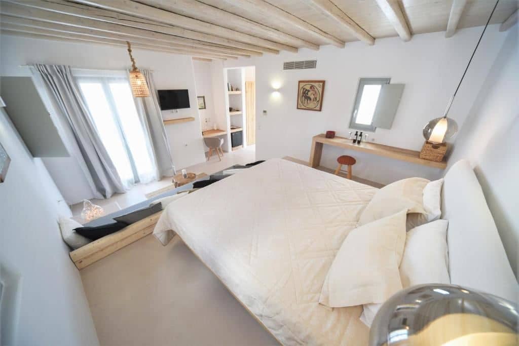rooms-deluxe-suite-with-jetted-tub--pool-view