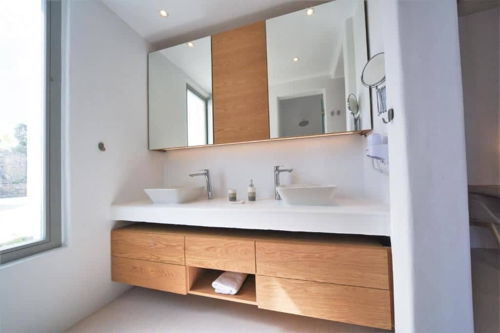 rooms-deluxe-suite-with-jetted-tub--pool-view