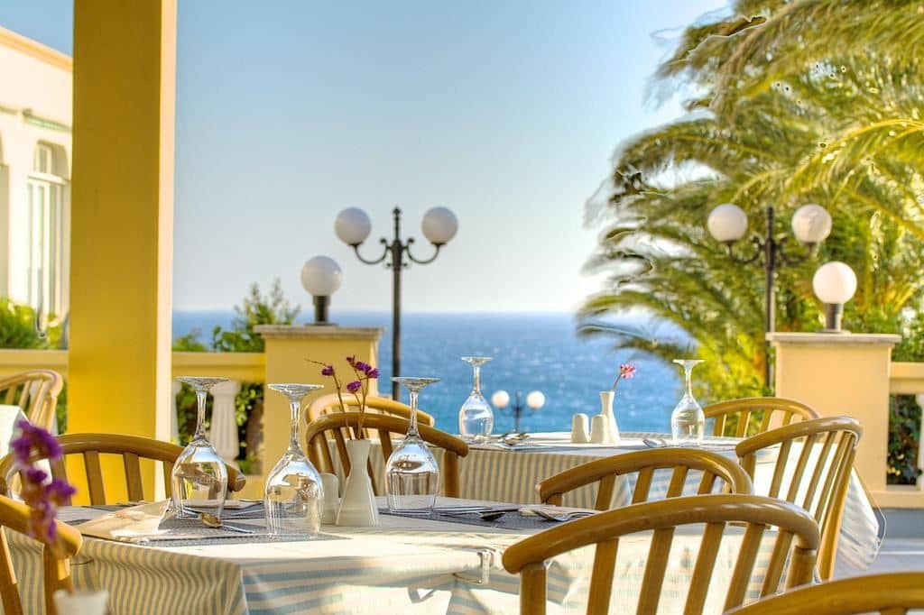 restaurants-pool-bar