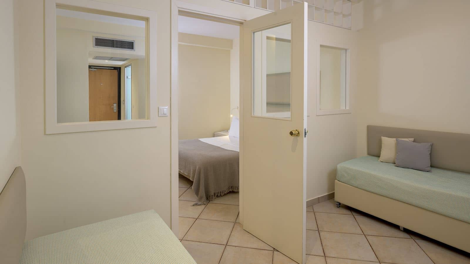 rooms-room-family-sliding-door-gardenview-balcony