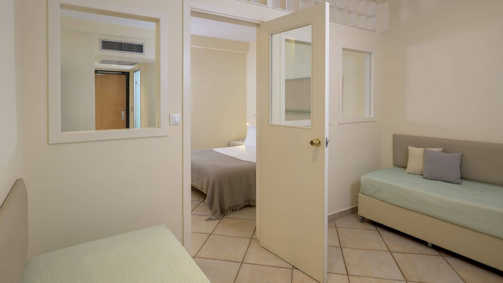 rooms-room-family-sliding-door-sideseaview-balcony