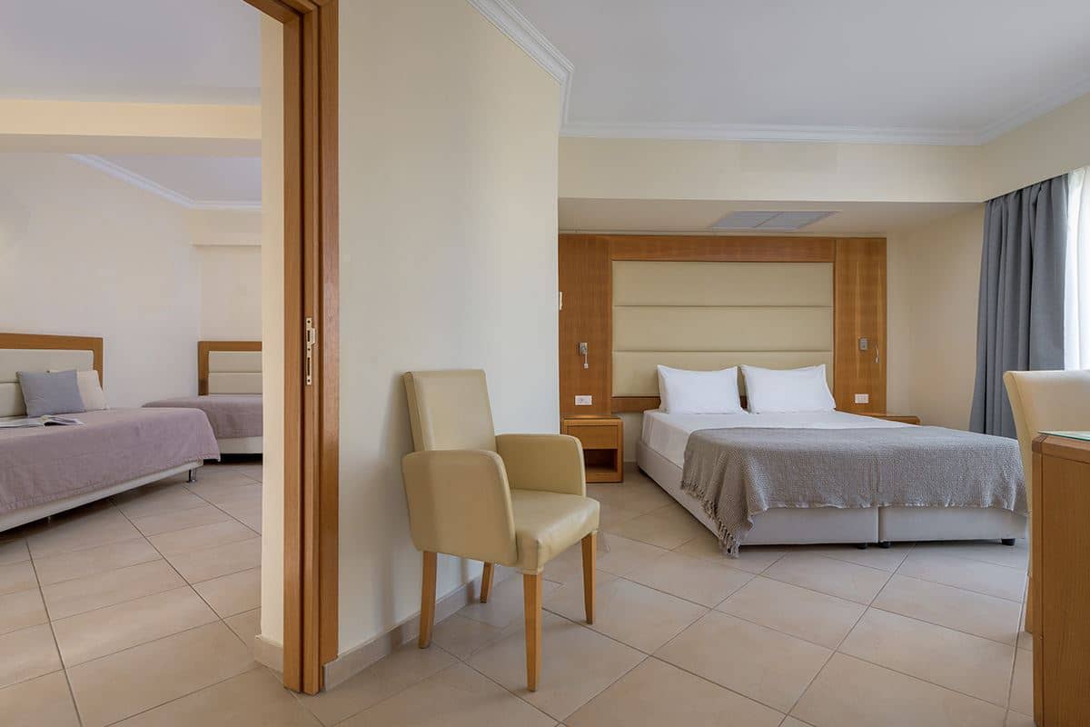 rooms-family-room-pool-side