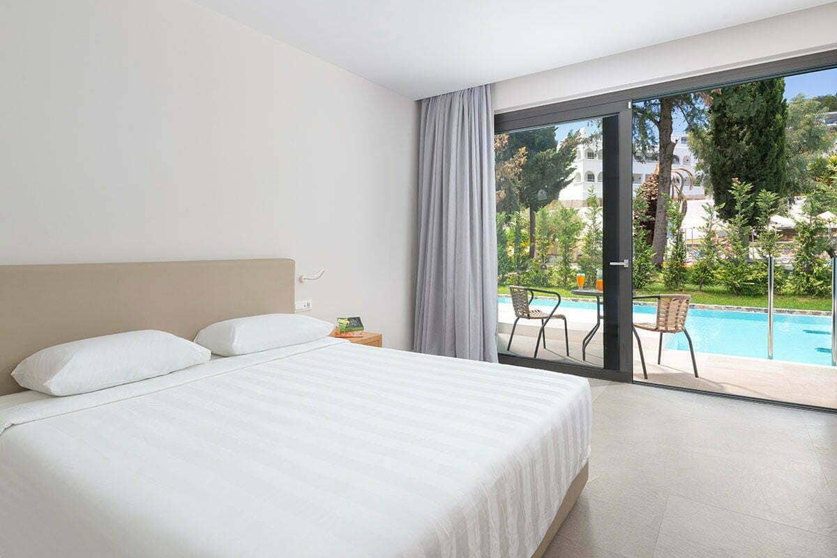 rooms-deluxe-double-garden-view-swim-up