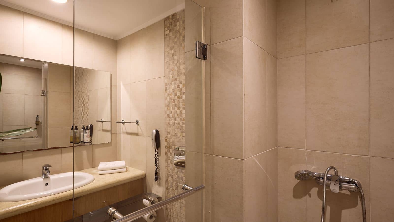 rooms-superior-family-room-sideseaview
