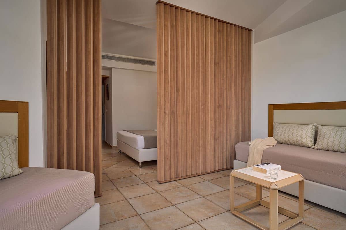 rooms-superior-family-room-sideseaview