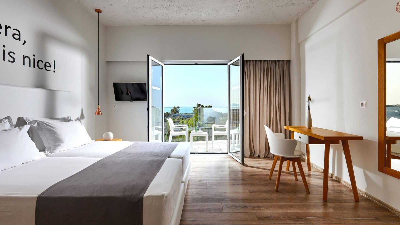 rooms-1-bedroom-family-balcony