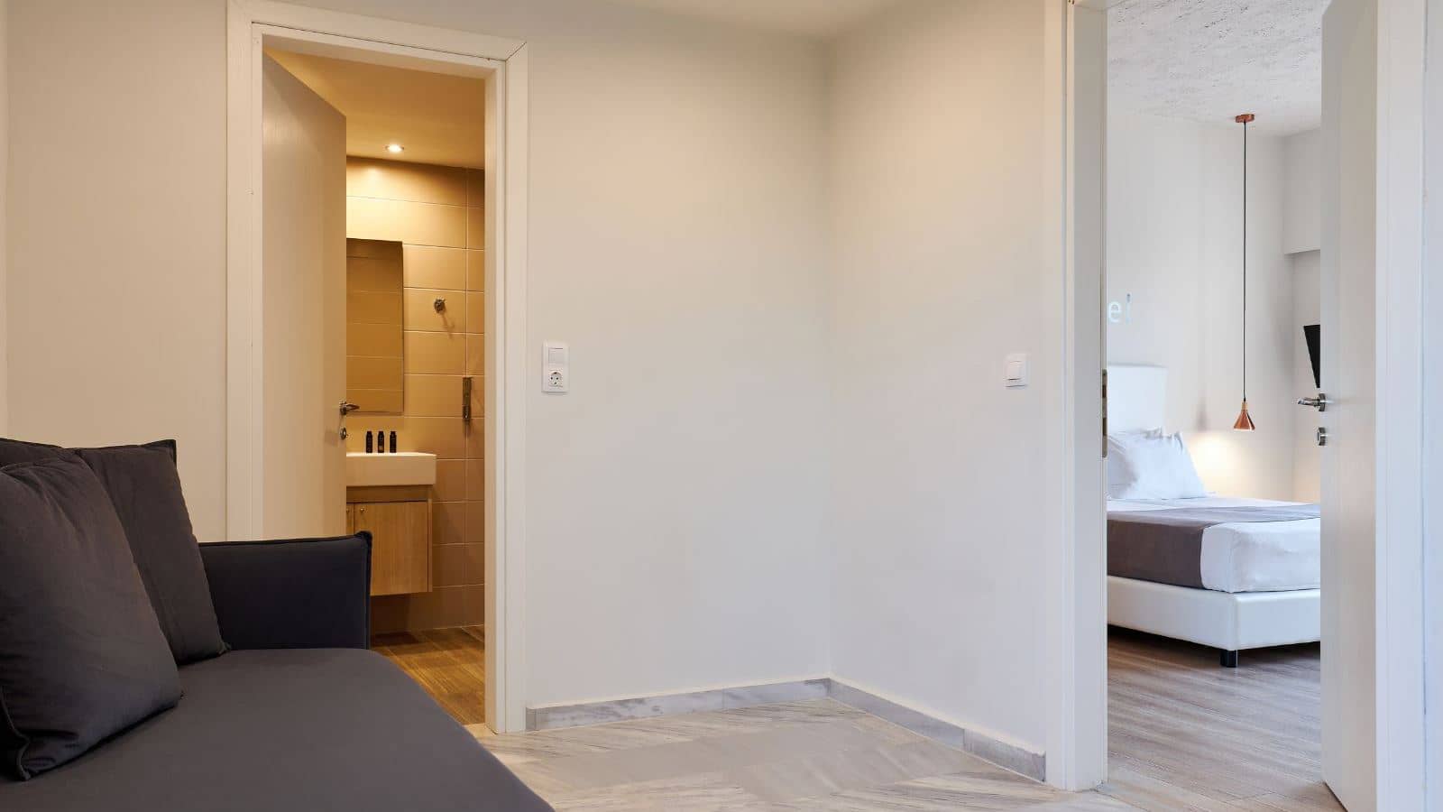rooms-1-bedroom-family-balcony
