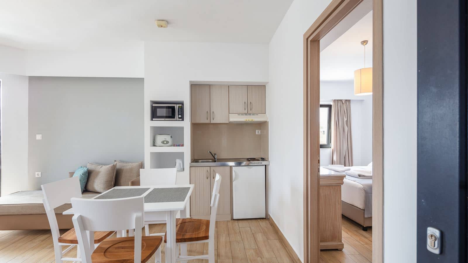 rooms-apartment-1-bedroom-balcony-or-terrace