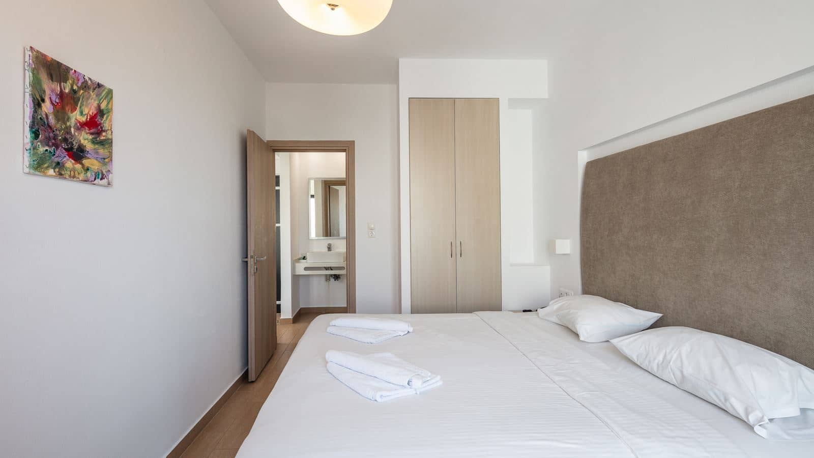 rooms-apartment-grand-1-bedroom-balcony-or-terrace