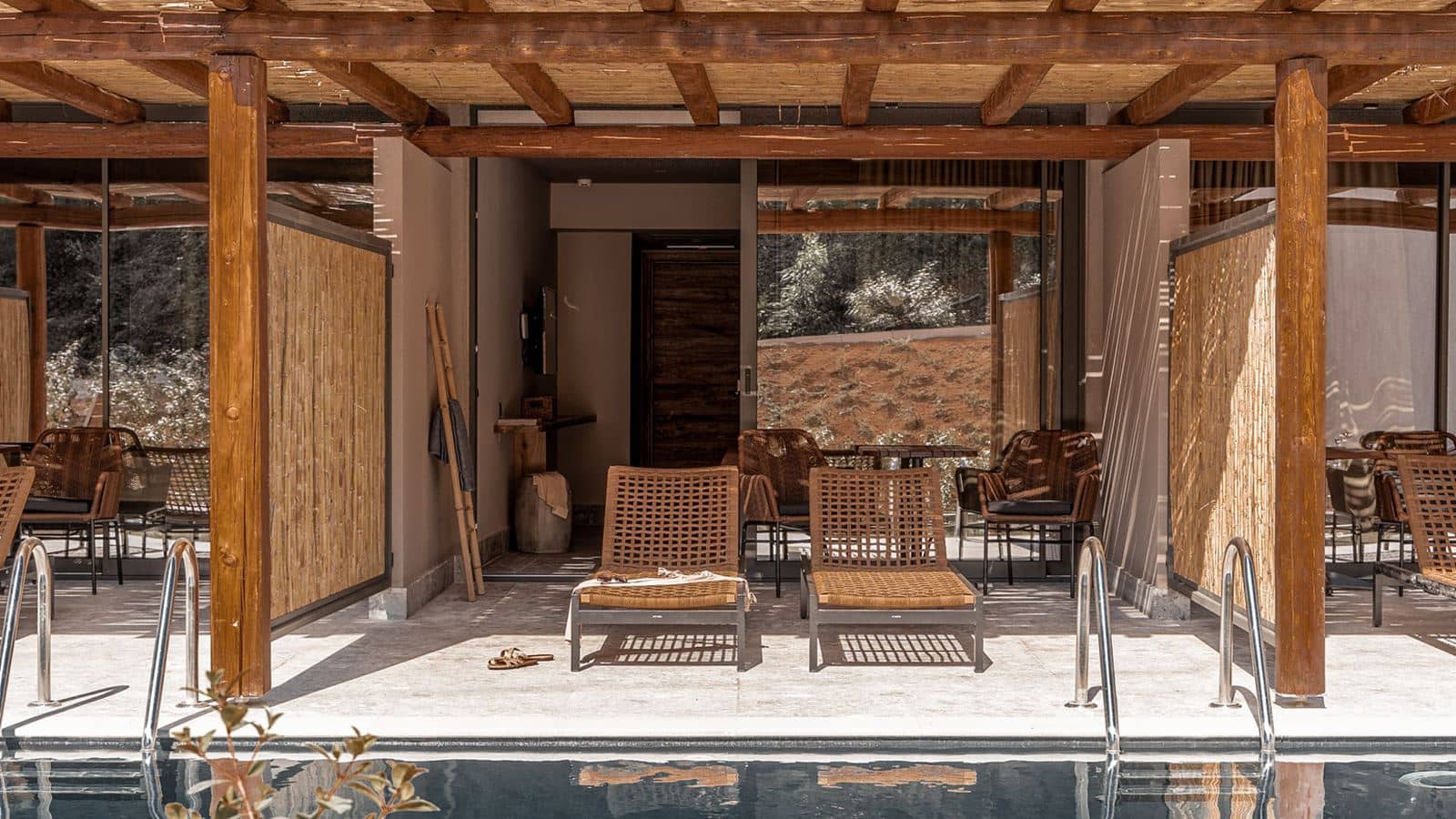 rooms-double-swim-up-pool-room