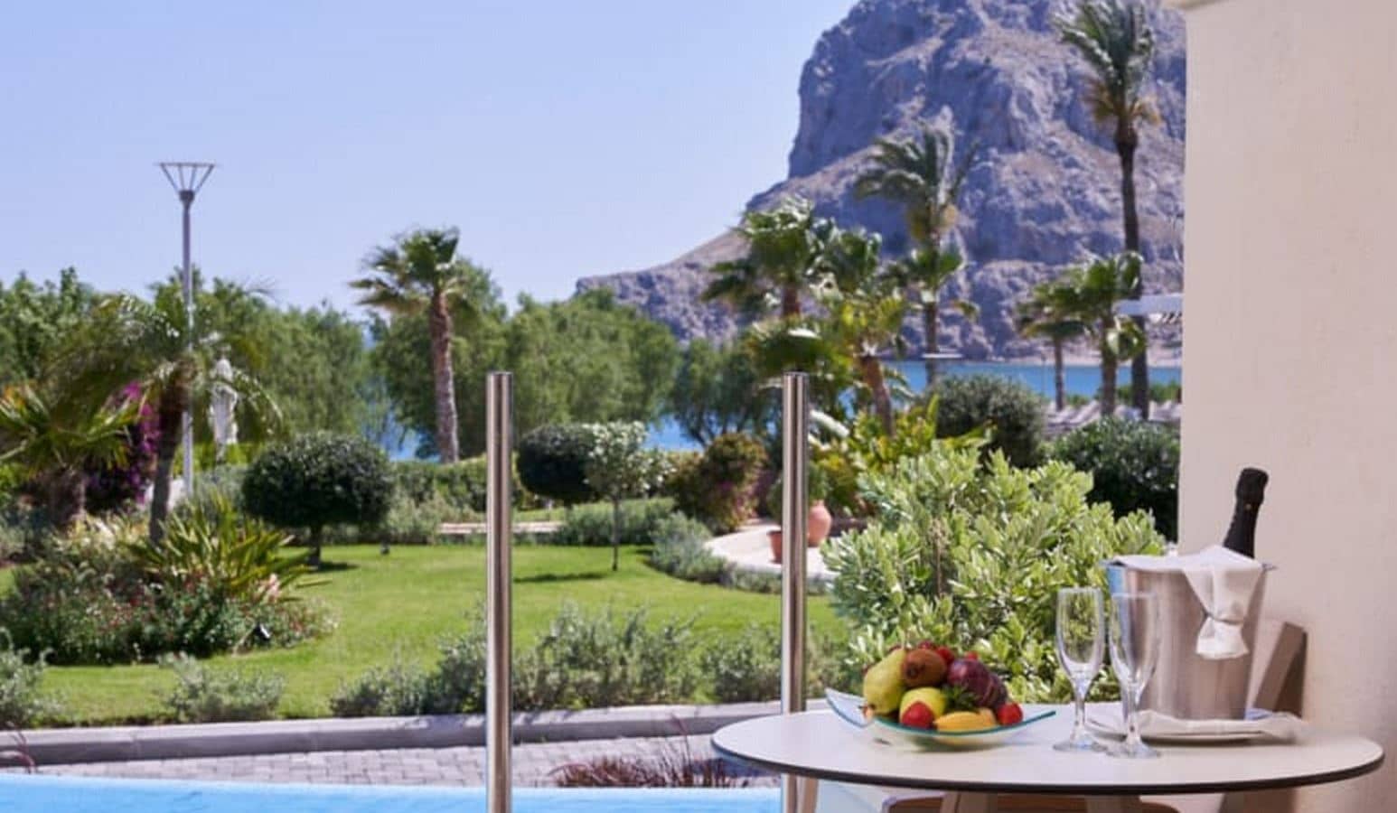 rooms-suite-junior-lateral-seaview-swimup