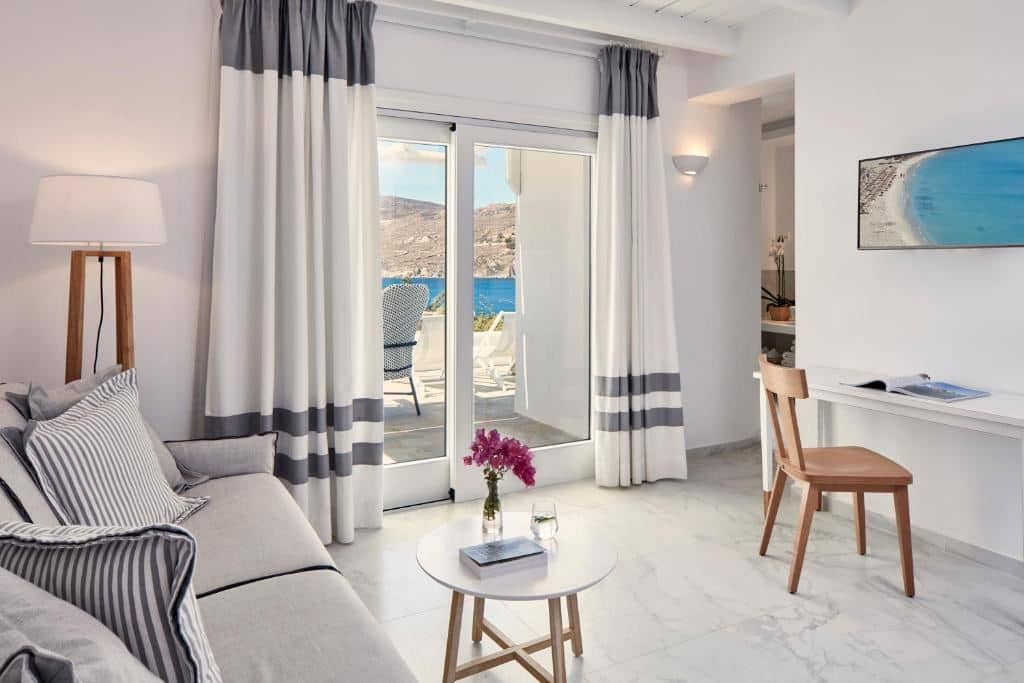 rooms-honeymoon-suite-sea-view-with-outdoor-jacuzzi