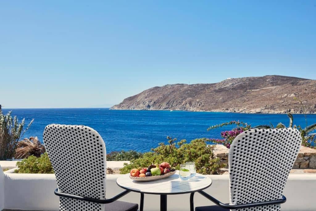 rooms-honeymoon-suite-sea-view-with-outdoor-jacuzzi