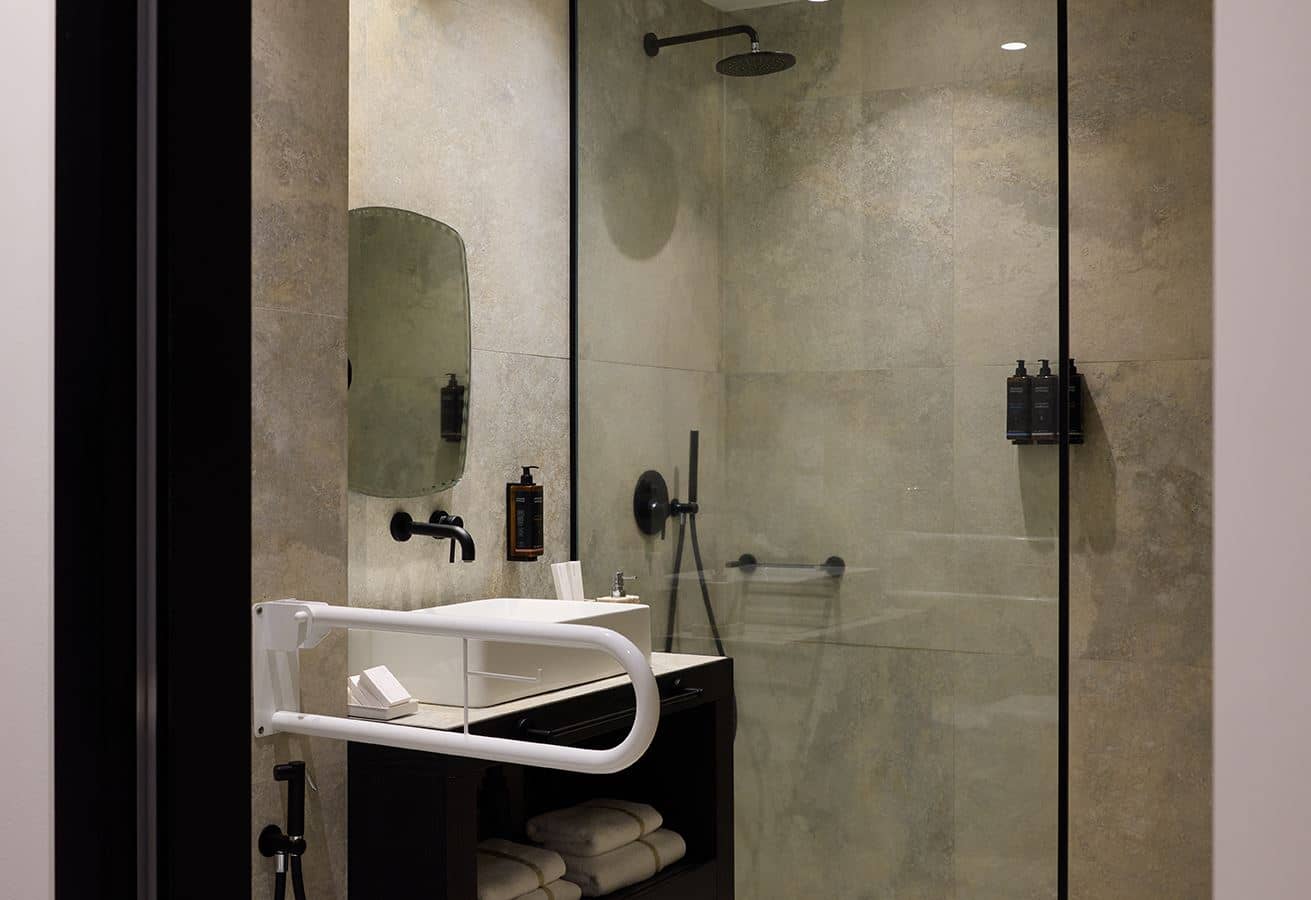 rooms-deluxe-double-room-land-or-pool-view