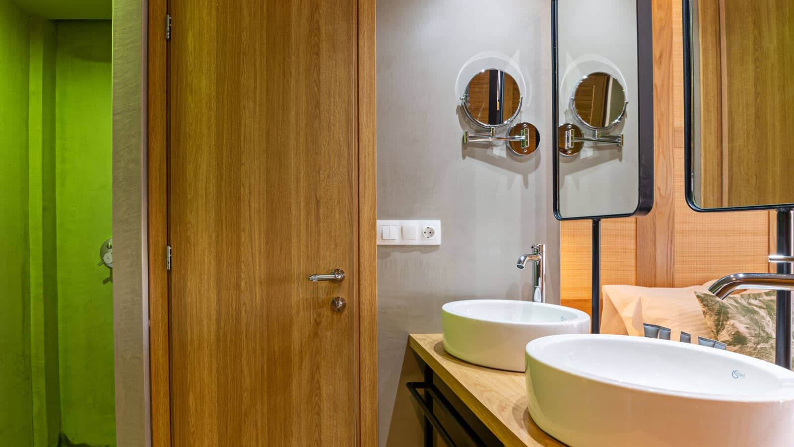 rooms-junior-suite-sharing-pool
