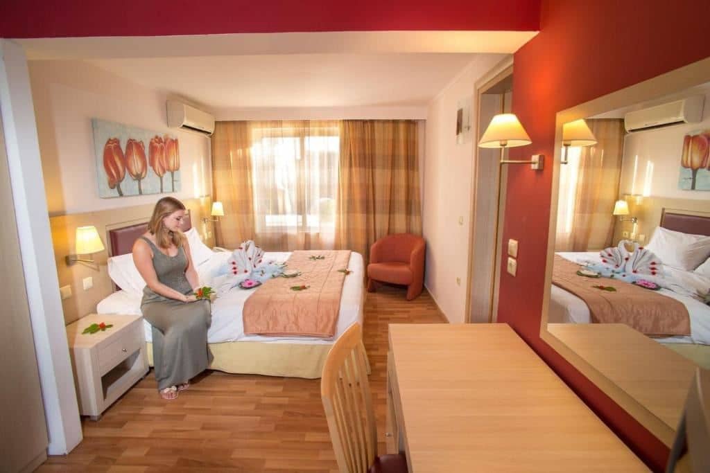 rooms-superior-family-room-sharing-pool