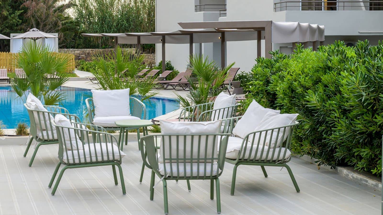 bars-ydor-main-bar-by-the-pool