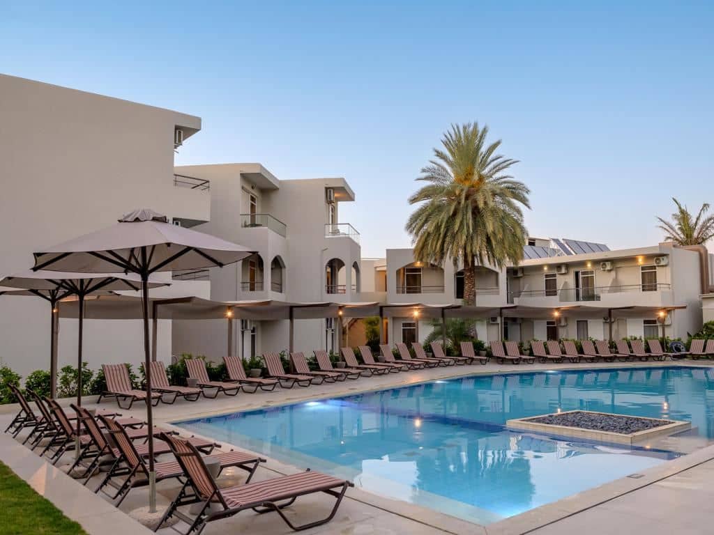 bars-ydor-main-bar-by-the-pool