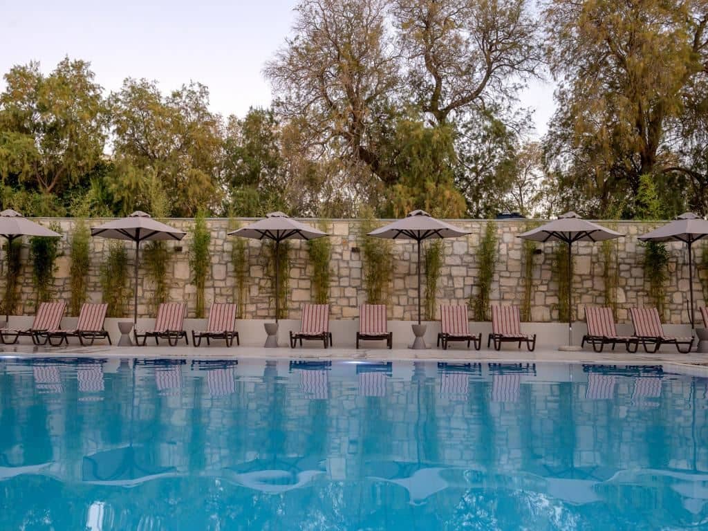 bars-ydor-main-bar-by-the-pool