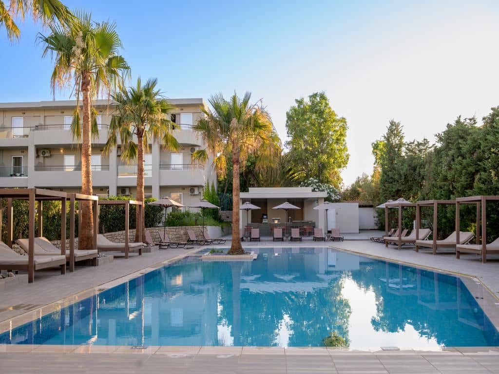 bars-ydor-main-bar-by-the-pool
