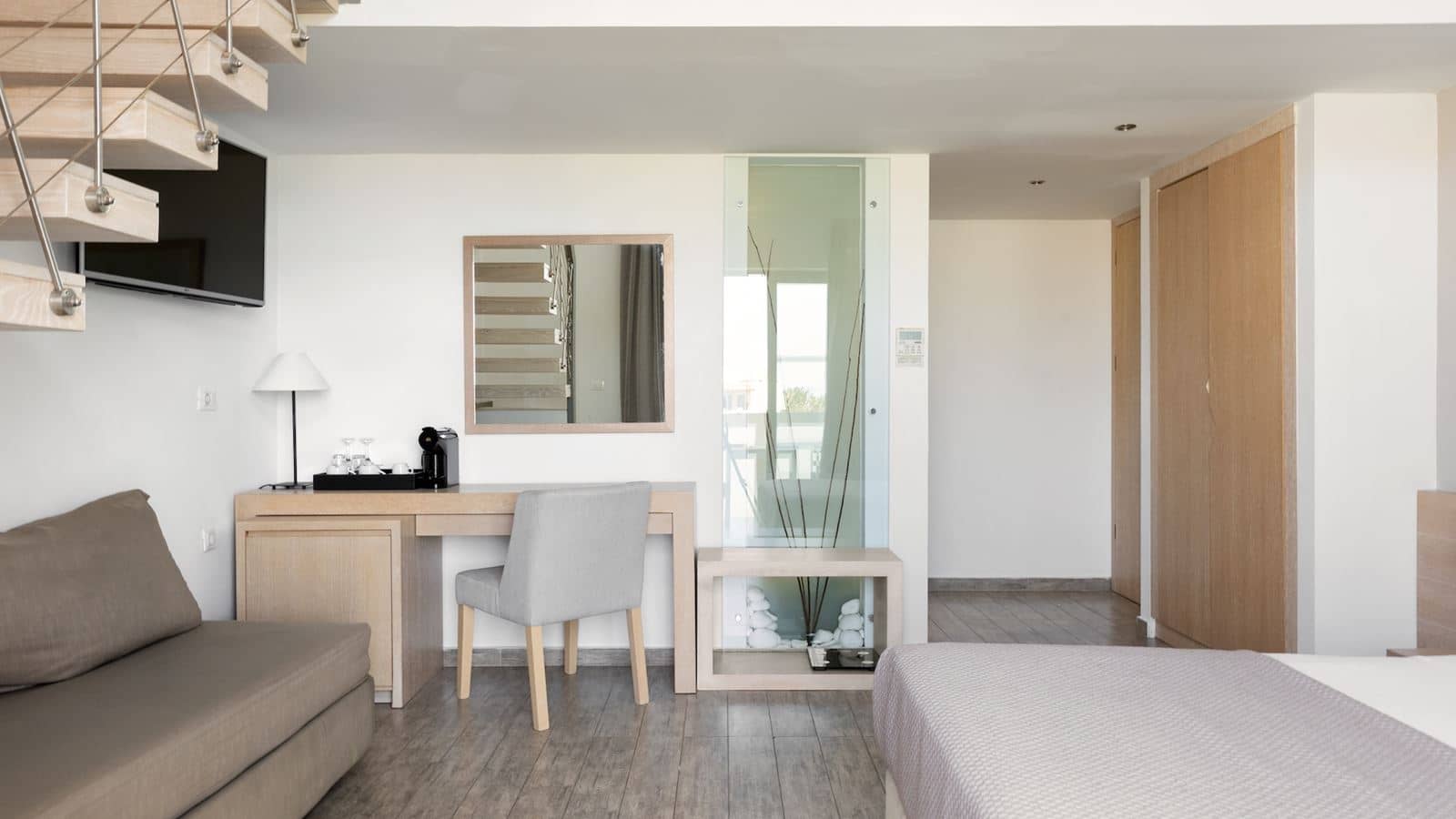 rooms-bi-level-garden-view