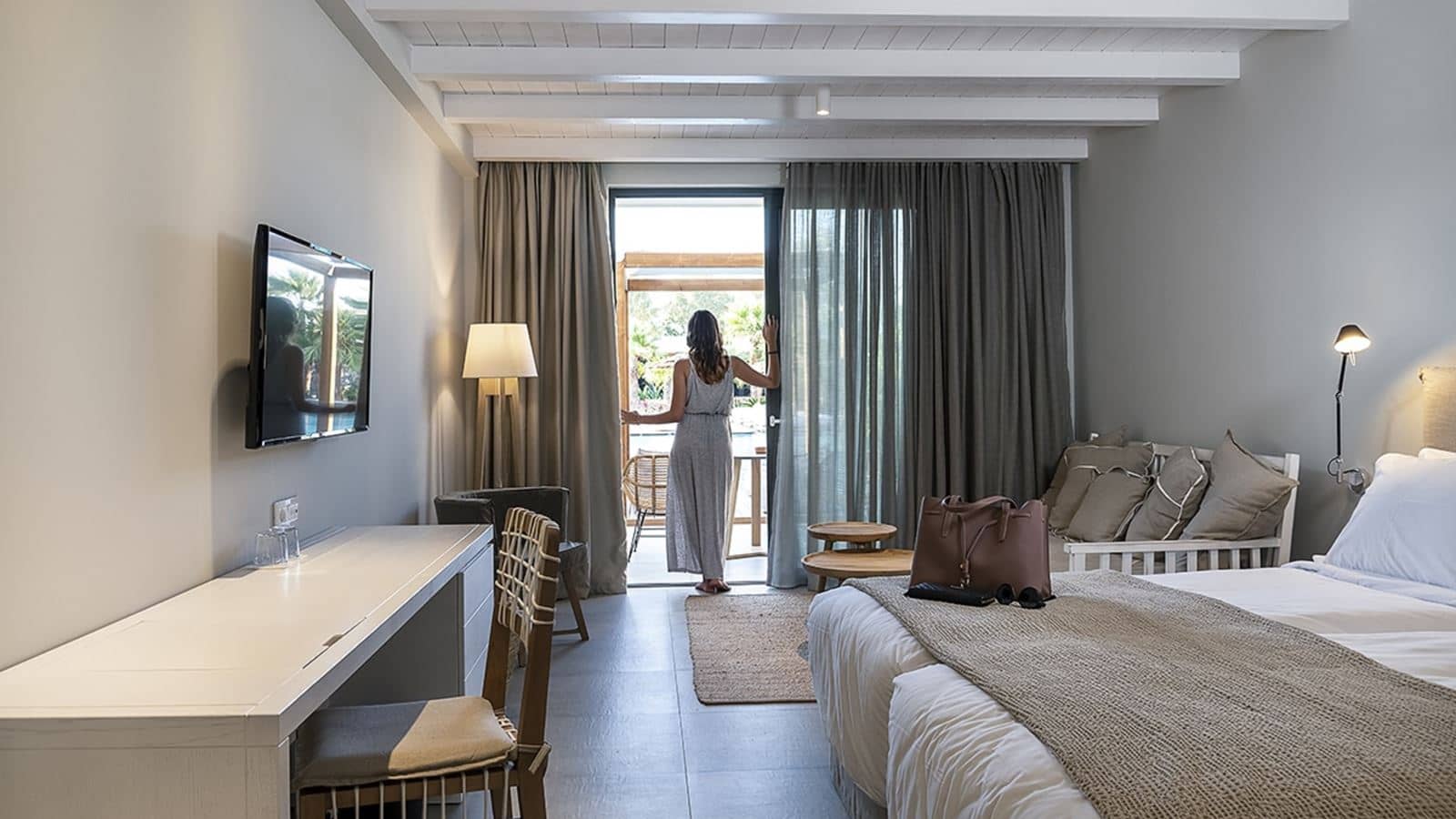 rooms-junior-suite-first-floor--pool-view-with-balcony