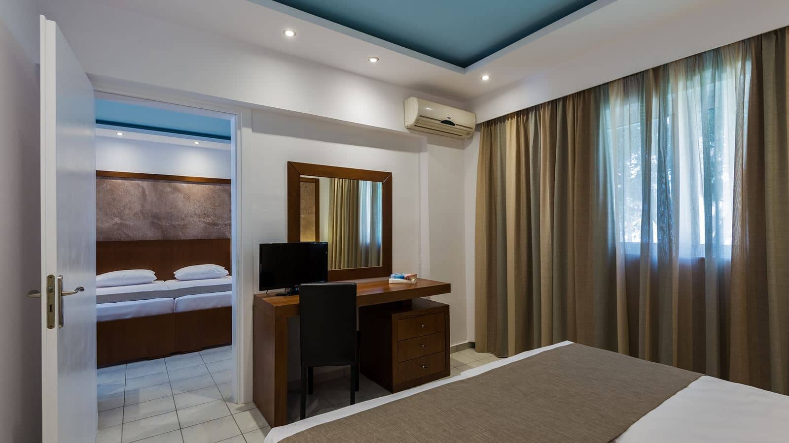 rooms-family-garden-view-with-2-bedrooms-and-balcony-or-terrace