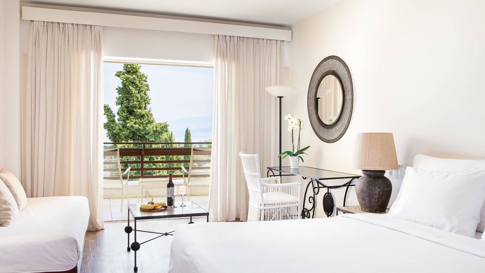 rooms-room-superior-sea-view-private-balcony
