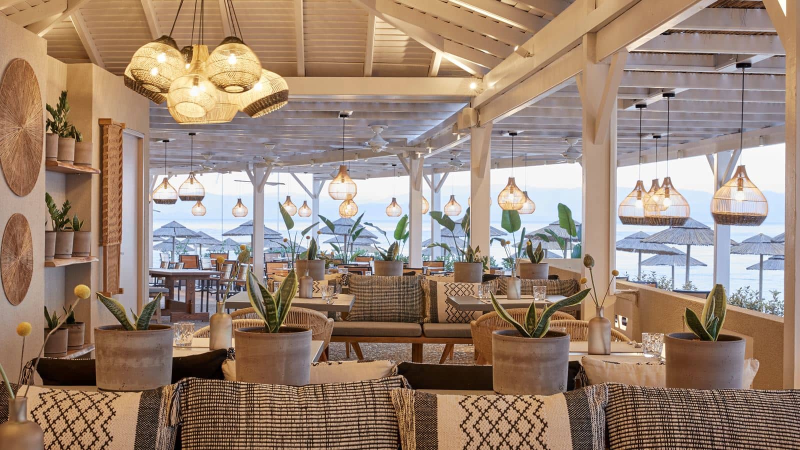 restaurants-deck-bar--grill
