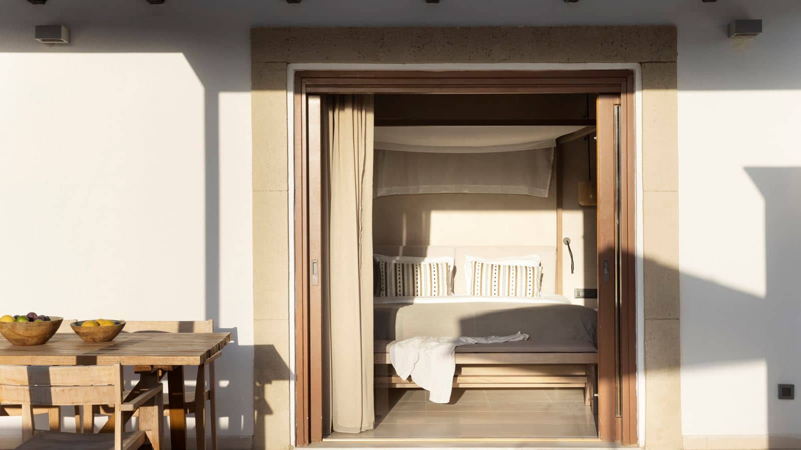 rooms-tropical-bungalow-open-plan-suite-with-outdoor-jacuzzi