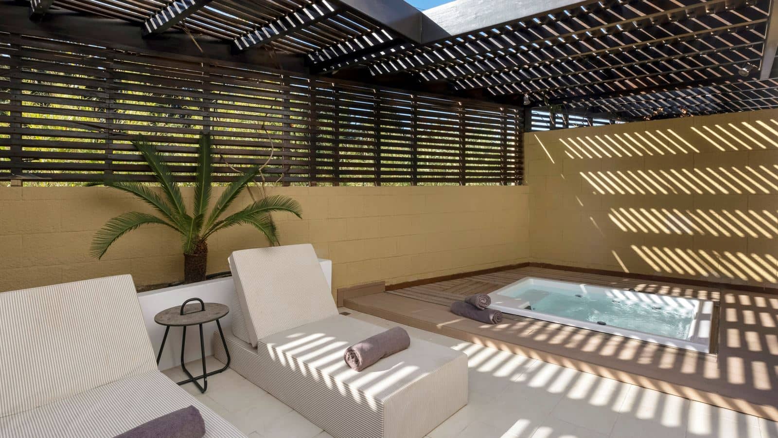 rooms-tropical-bungalow-open-plan-suite-with-outdoor-jacuzzi