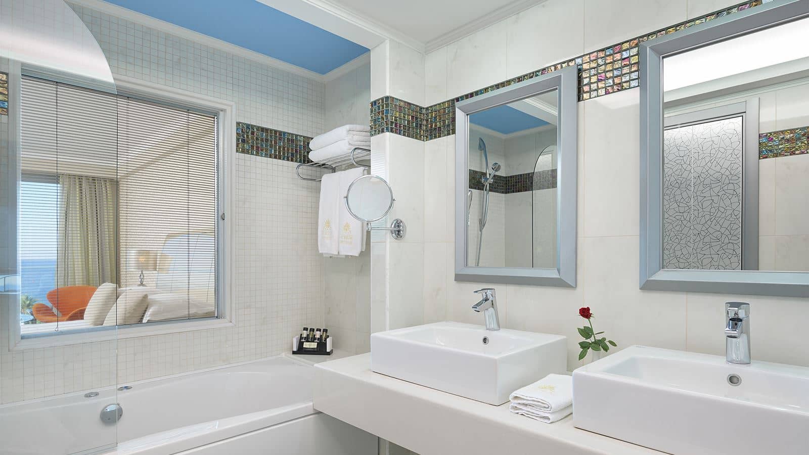rooms-deluxe-rooms-side-sea-view-with-balcony