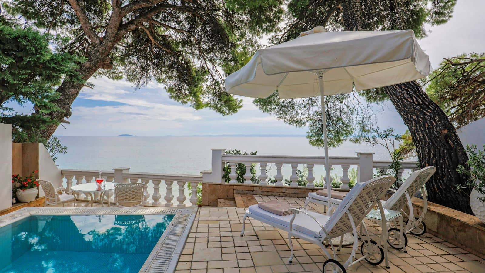 rooms-honeymoon-executive-pool-suite-sea-view