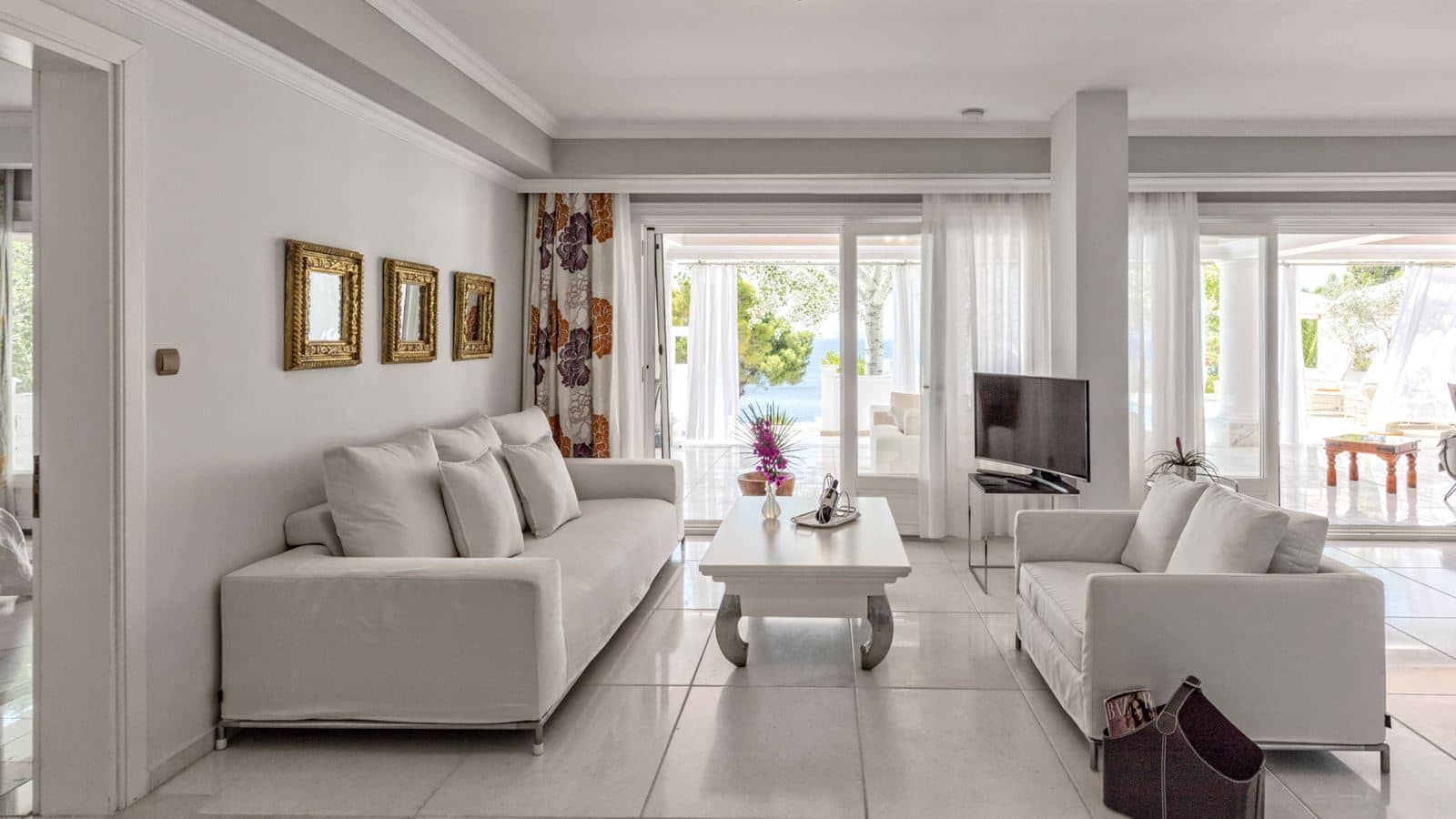 rooms-white-villa