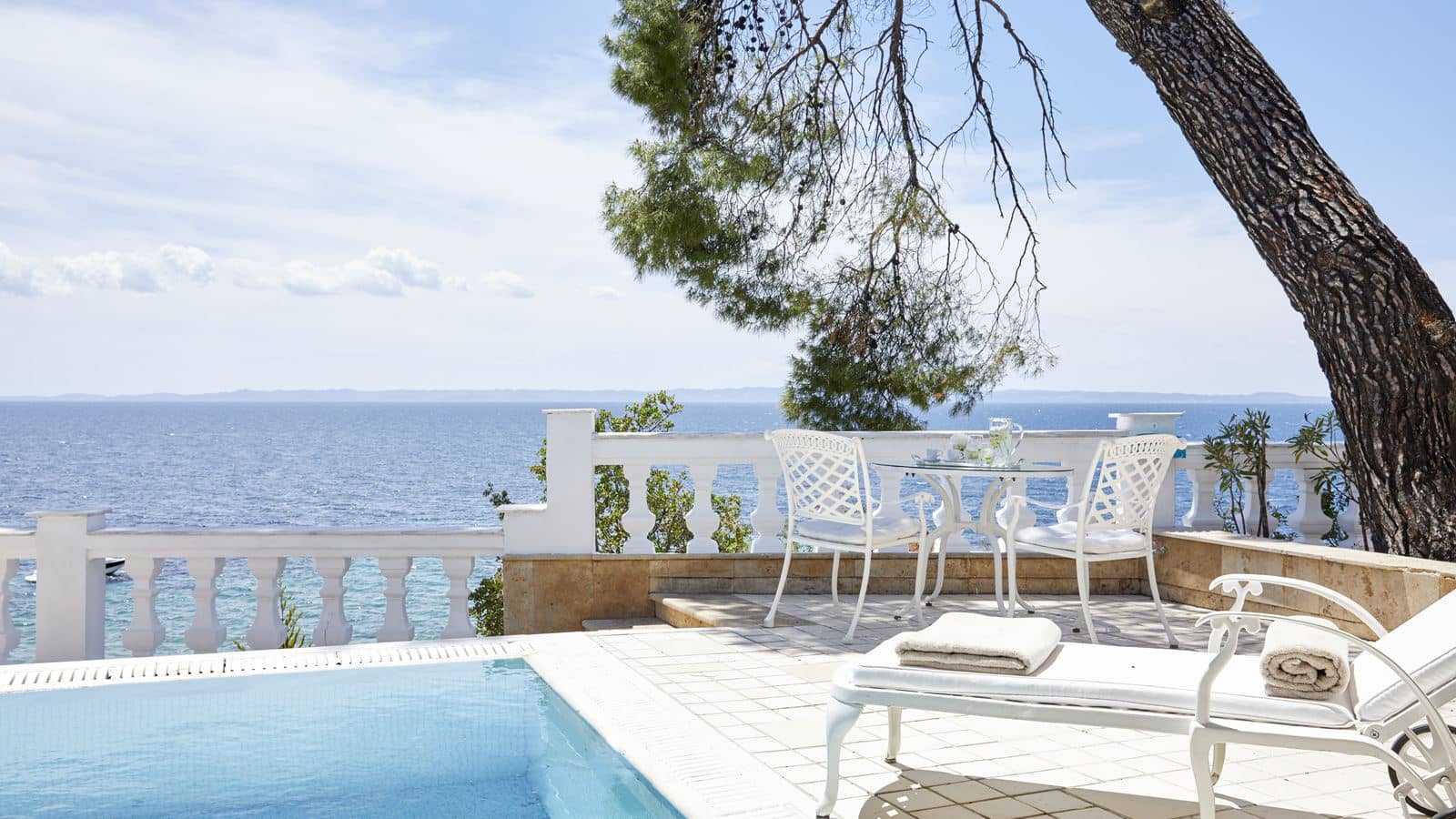 rooms-honeymoon-executive-pool-suite-sea-view