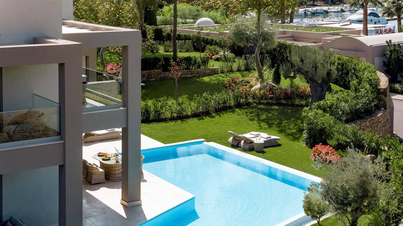 rooms-three-bedroom-family-suite-with-private-pool-garden-view