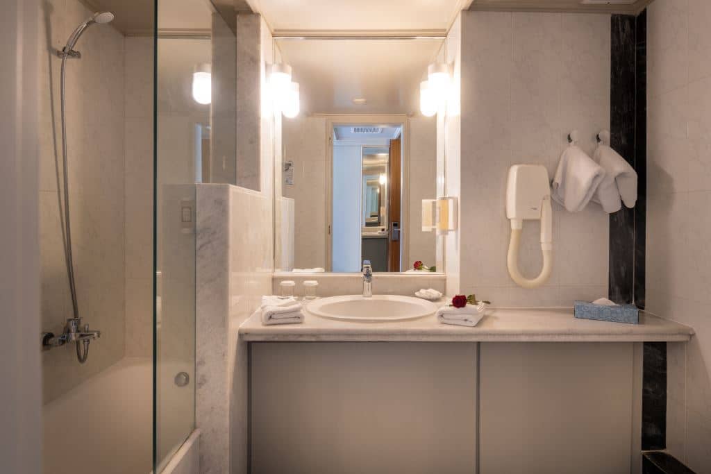 rooms-classic-double-room-urban-view
