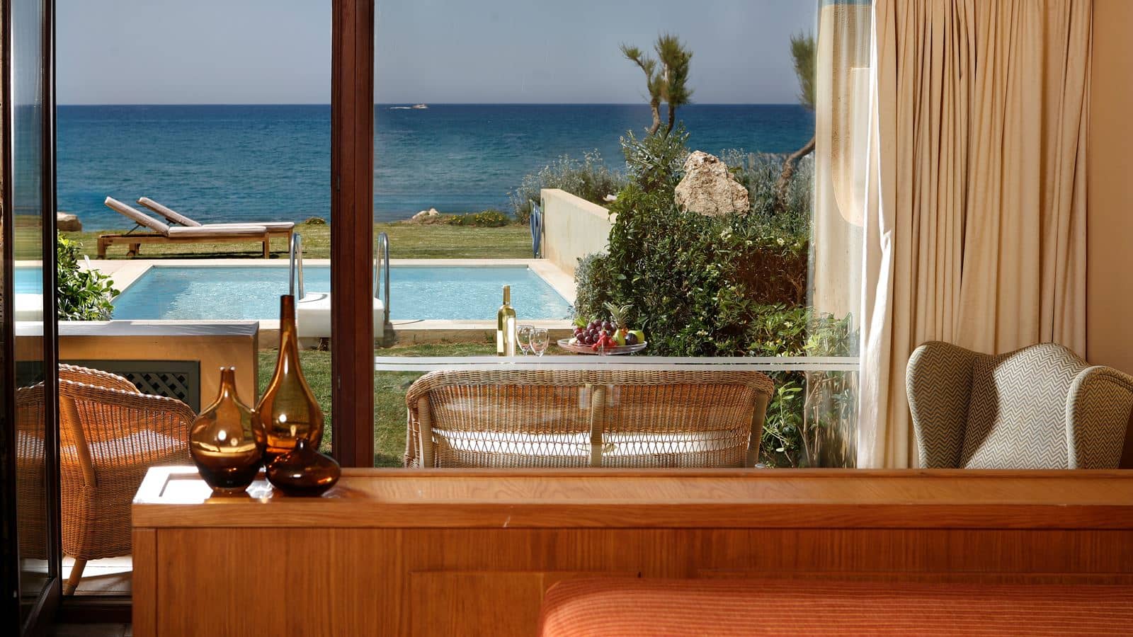 rooms-villa-2-bedrooms-beachfront-private-pool-mythica