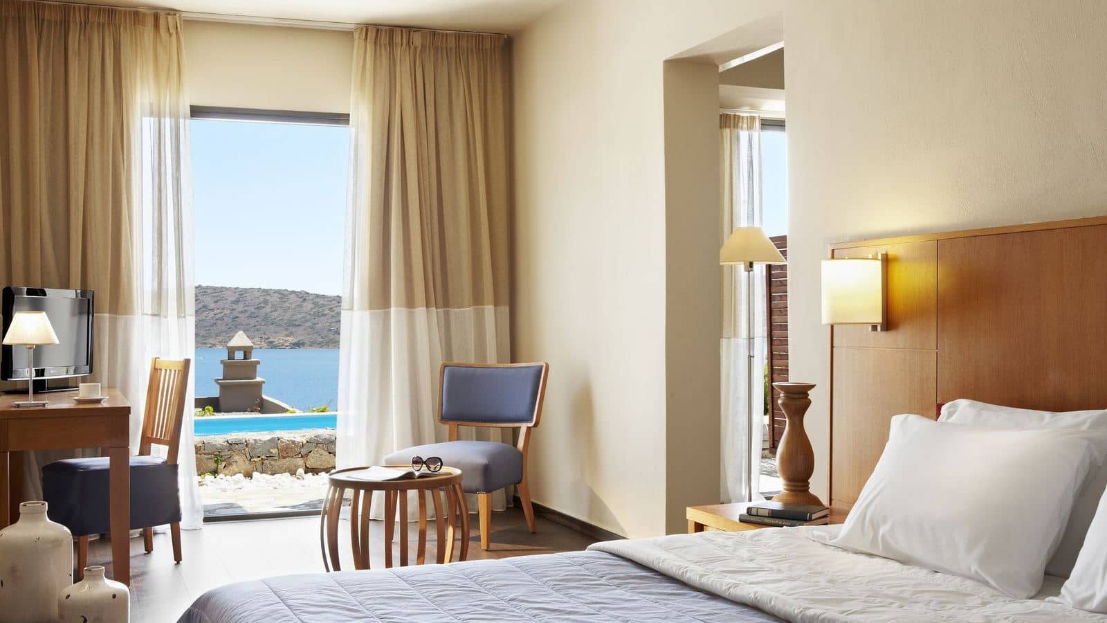 rooms-junior-suite-private-pool-sea-view
