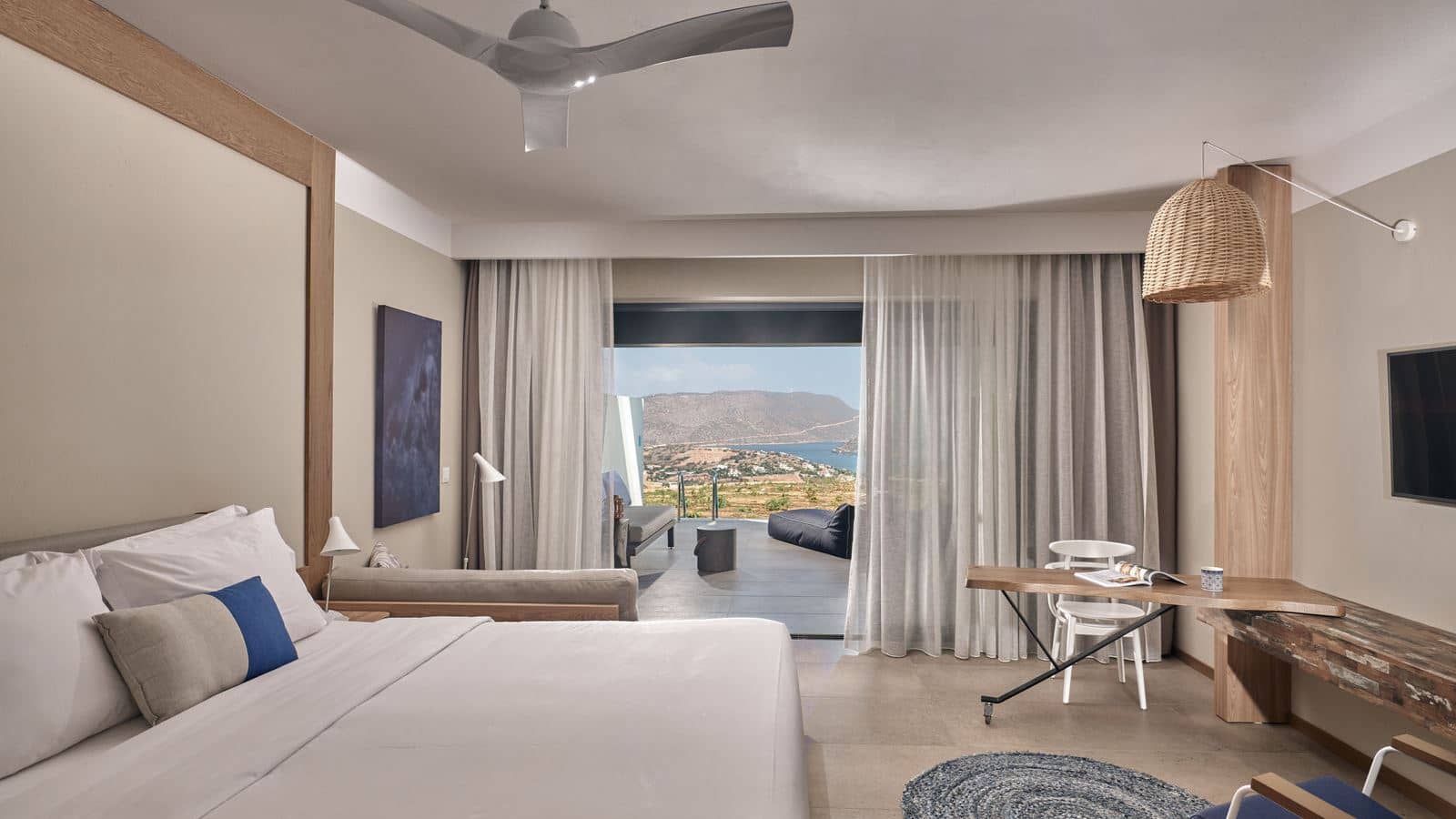 rooms-premium-suite-sharing-pool-sea-view