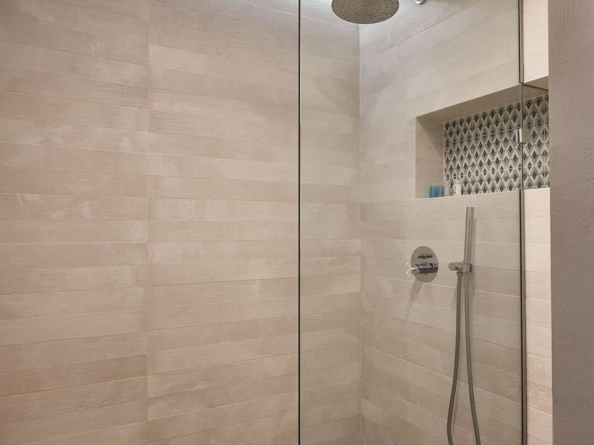 rooms-premium-suite-sharing-pool-sea-view