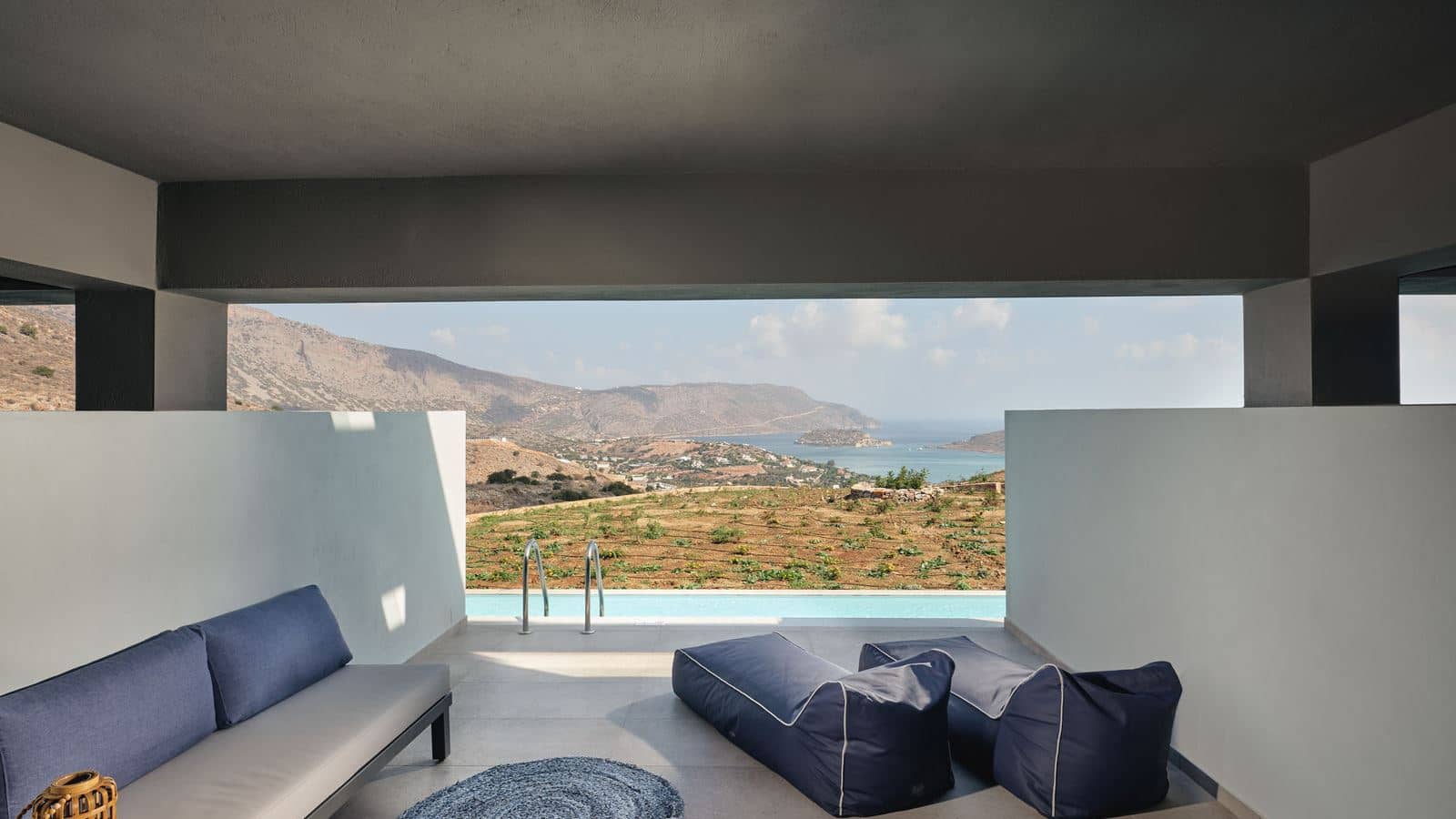 rooms-premium-suite-sharing-pool-sea-view