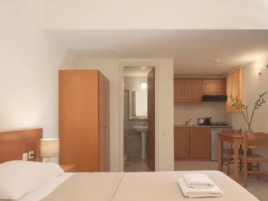 rooms-studio-with-garden-or-land-view