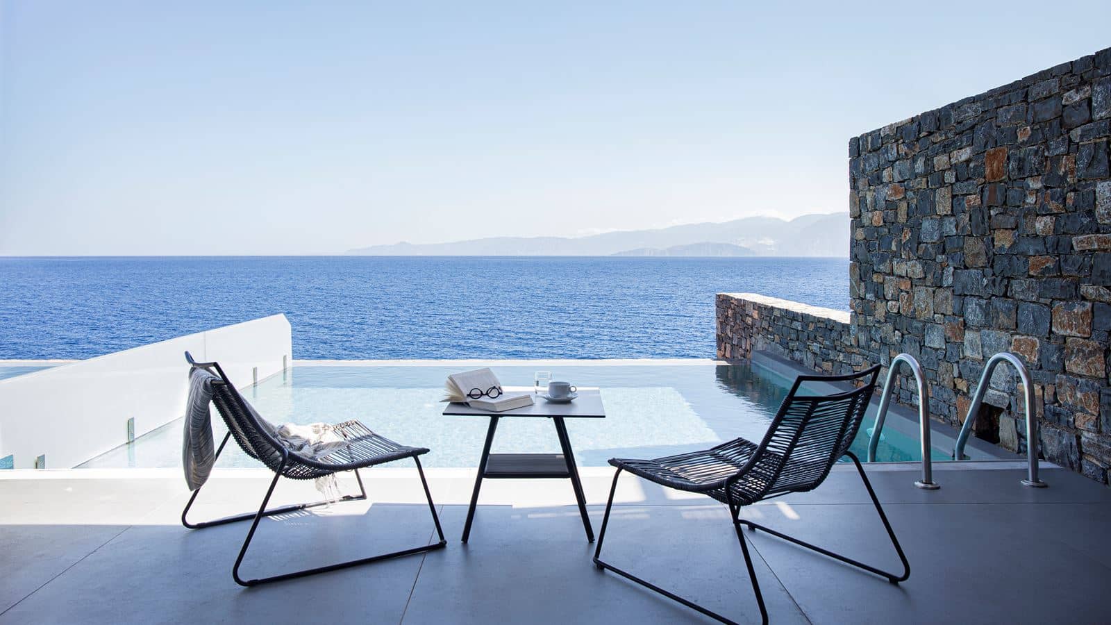 rooms-deep-blue-deluxe-waterfront-bungalow-private-pool